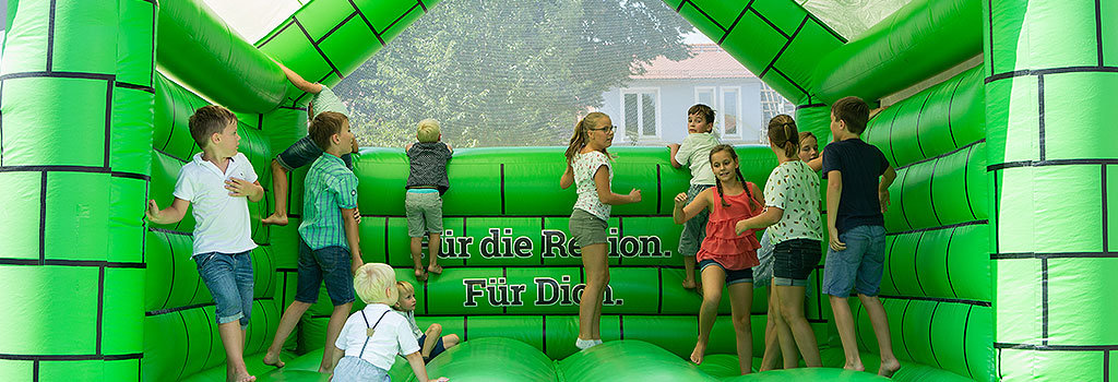 Foto mit spielenden Kindern in einer Hüpfburg