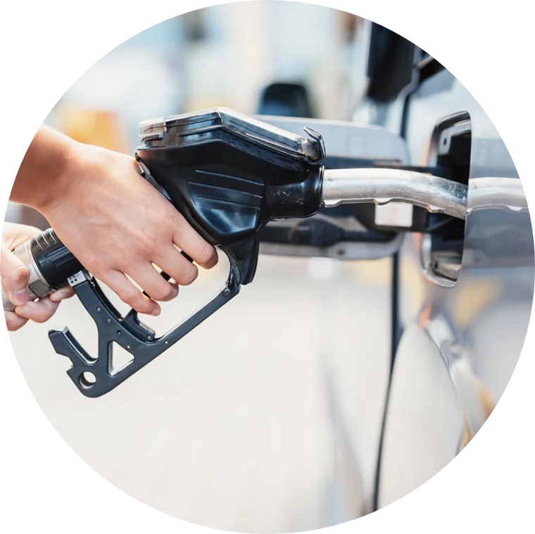 Hand hält eine Zapfpistole beim Tanken von Autogas – Autogas-Tankstelle der EVSE in Keula
