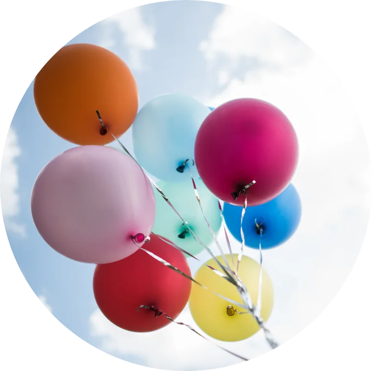 Bunte, mit Ballongas gefüllte Luftballons vor blauem Himmel – Ballongas von der EVSE