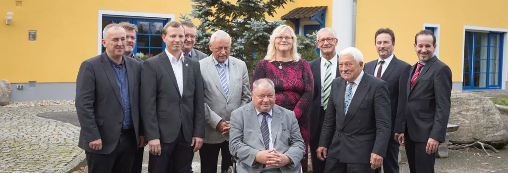 Gruppenfoto mit Wegbereitern und Gästen zum 25-jährigen Firmenjubiläum der EVSE vor dem Firmensitz in Saalau