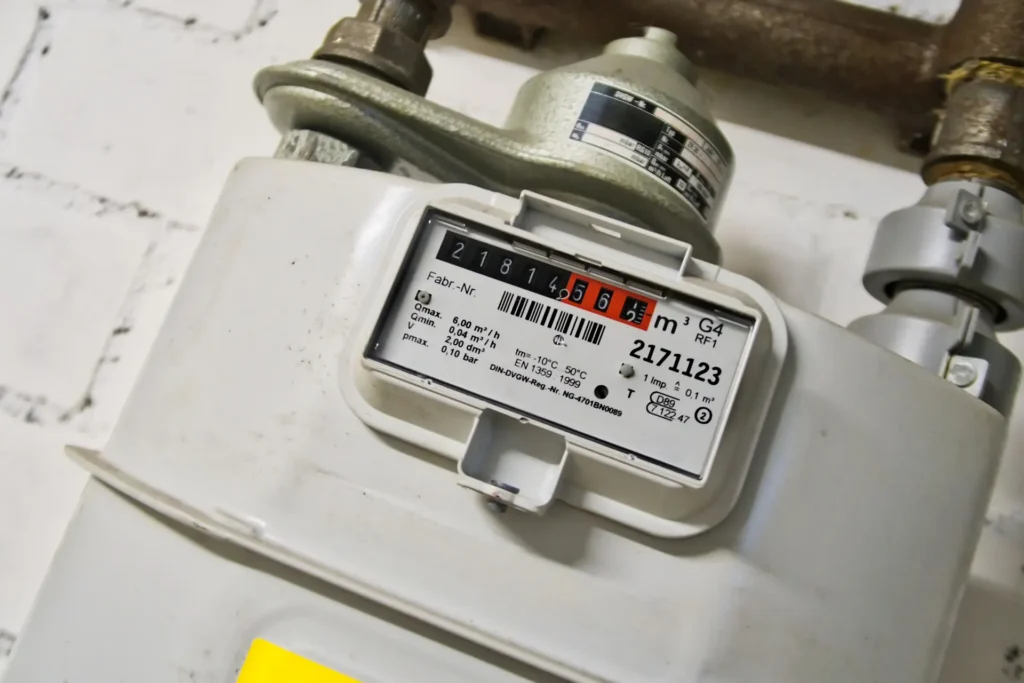Nahaufnahme eines Gaszählers mit Zählwerk und Zählernummer