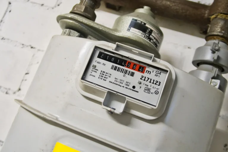 Nahaufnahme eines Gaszählers mit Zählwerk und Zählernummer