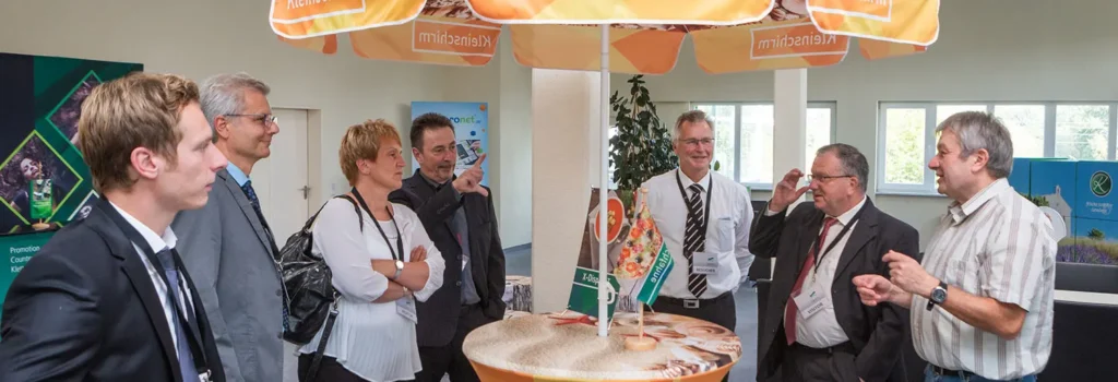 Besuchergruppe von EVSE, Wirtschaftsministerium und DVGW im Ausstellungsraum von Sachsen Fahnen in Kamenz