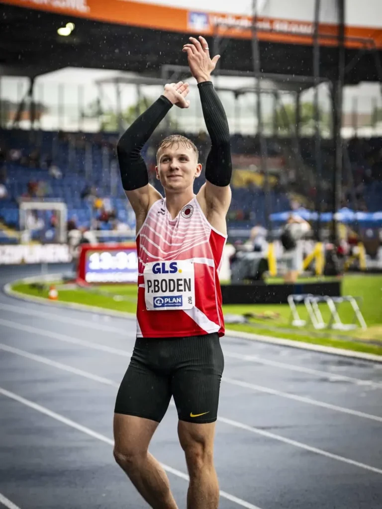 Dreispringer Pascal Boden jubelt im Stadion