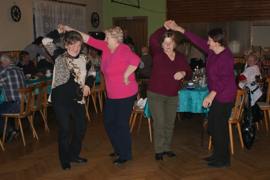 Seniorinnen tanzen bei der Seniorenweihnachtsfeier