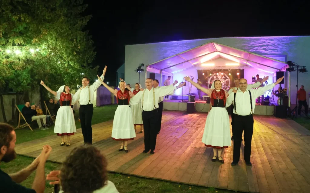 Sorbische Trachtengruppe beim Sommerkonzert in Wittichenau