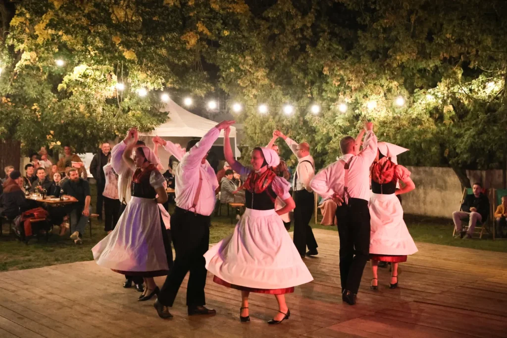 Sorbische Trachtengruppe beim Sommerkonzert in Wittichenau