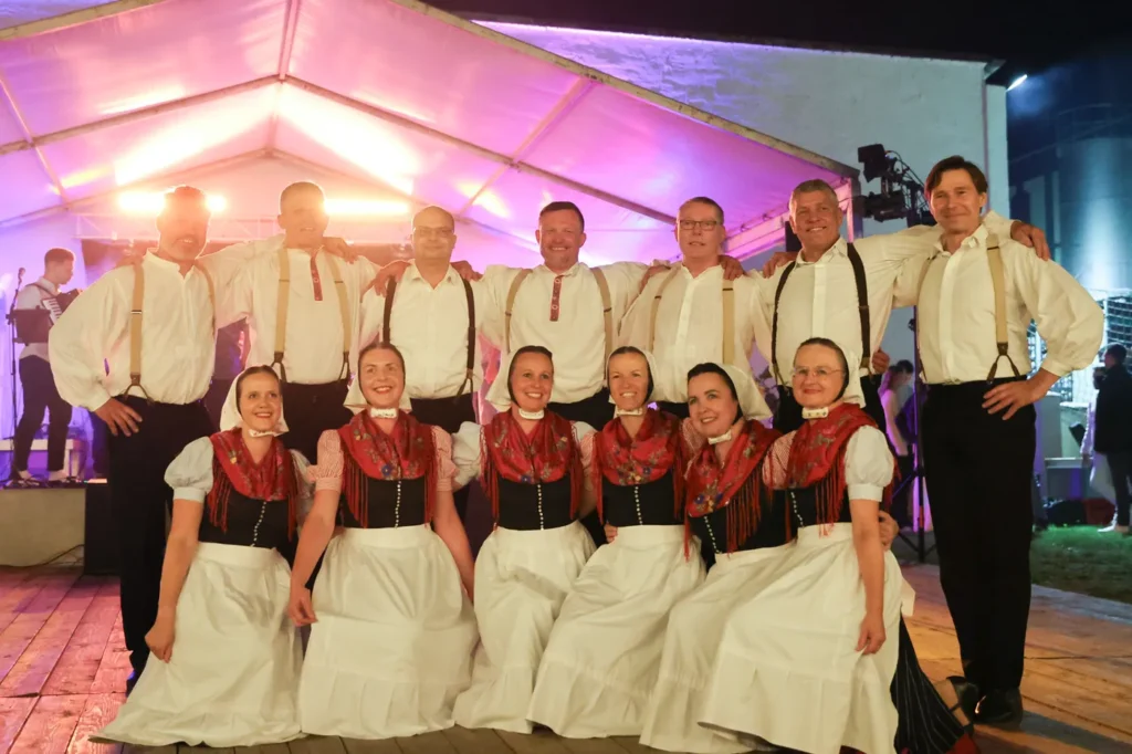 Sorbische Trachtengruppe beim Sommerkonzert in Wittichenau