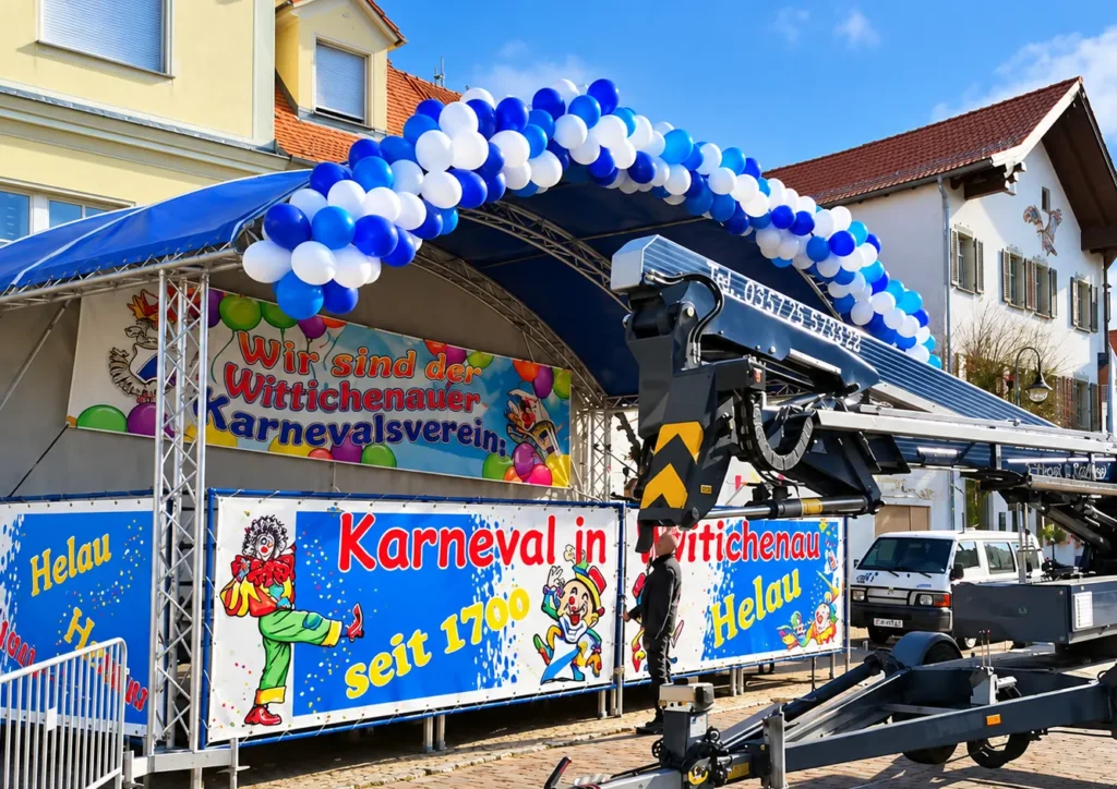 Geschmückte Bühne des Wittichenauer Karnevalsvereins mit blau-weißen Ballons – Karneval seit 1700