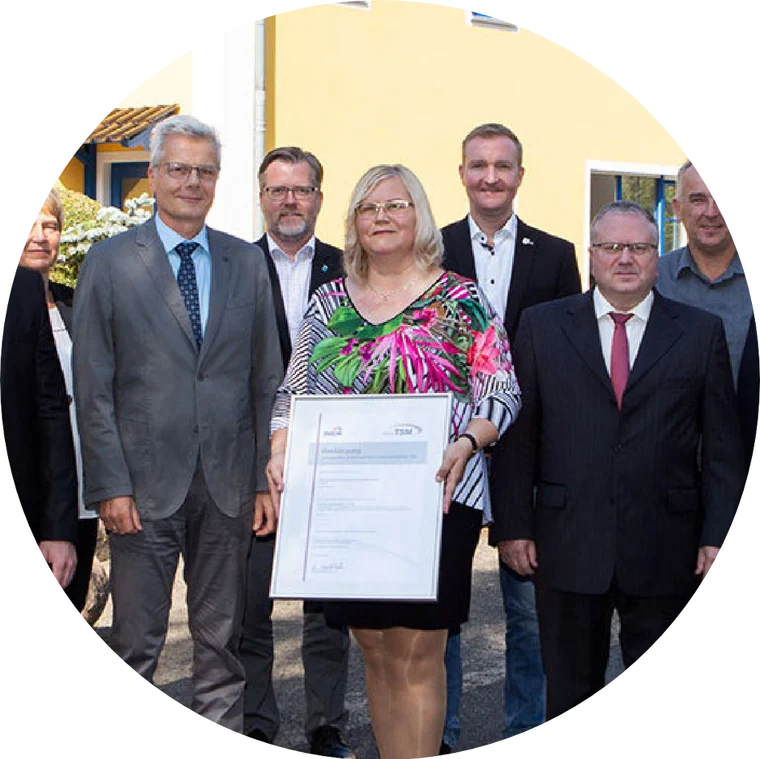 Team der Energieversorgung Schwarze Elster mit Zertifikat vor dem Firmensitz