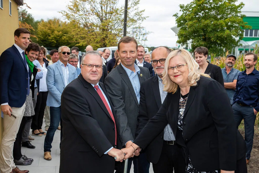 Gäste bei der Einweihung der Erdgas-Übernahmestation in Bernbruch